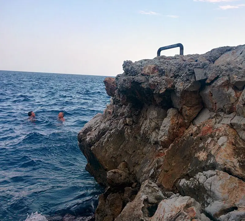 Uimareita kalliorannalla Agistrilla
