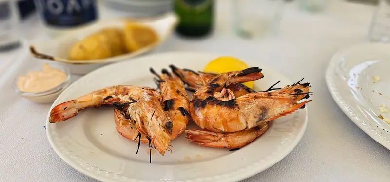 Grillattuja katkarapuja lautasella