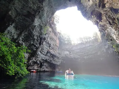 Melissani-luolajärven sininen vesi ja kattoaukko Kefaloniassa