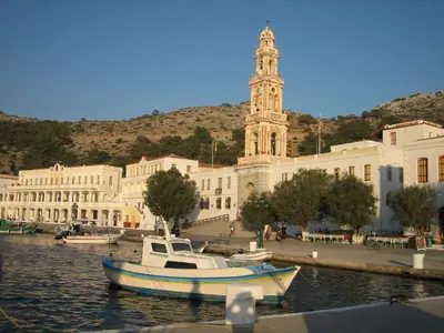 Panormitiksen luostari ja sen kellotorni Symin lounaisrannikolla
