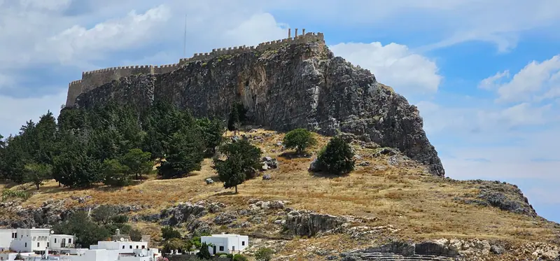 Lindoksen akropolis kohoaa kallion laella