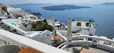 Terassi ja näkymä kalderaan Santorinilla