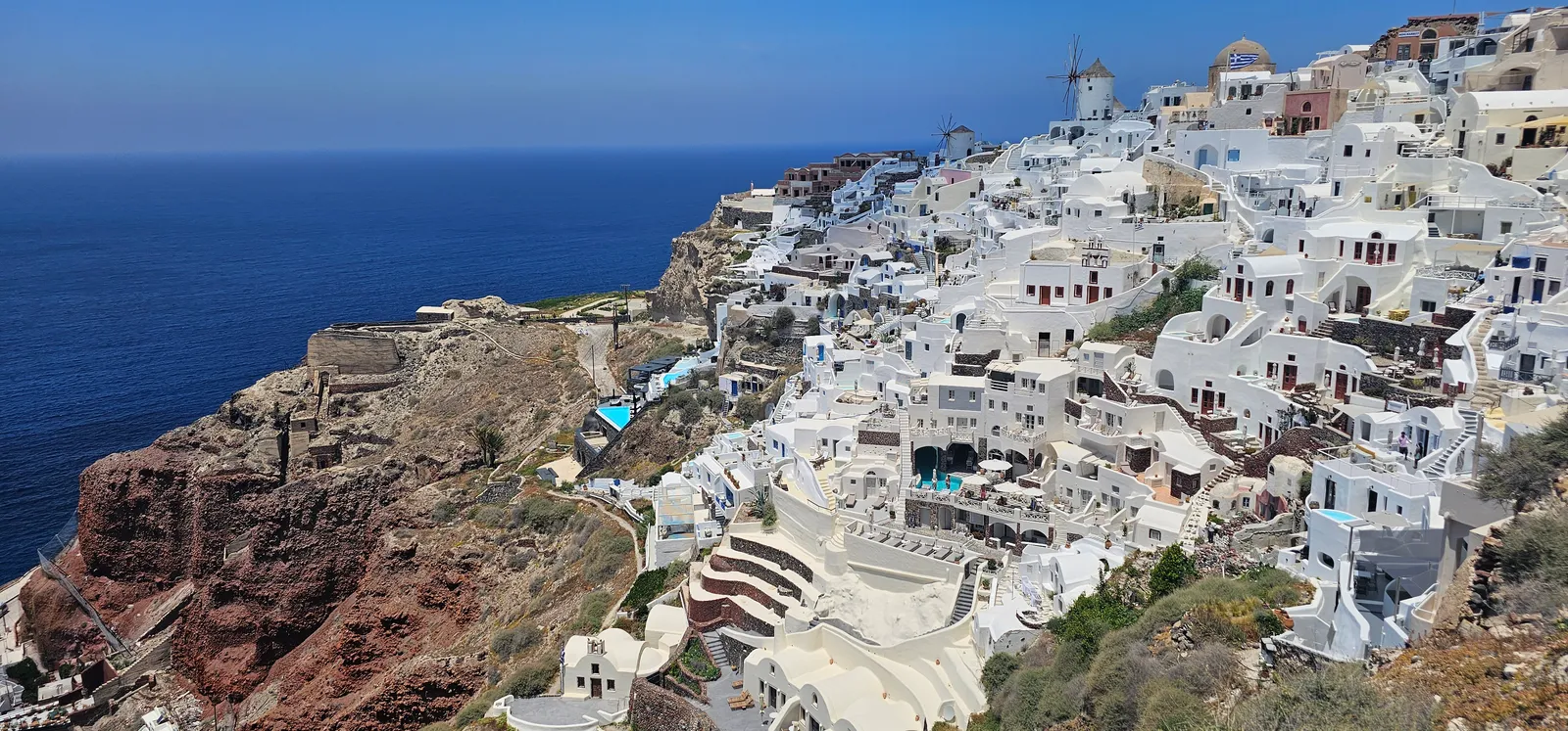 Oian valkoiset talot kalderan reunalla Santorinilla