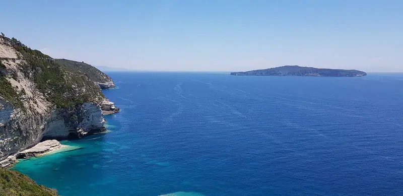 Paxoksen kalliorannikko ja Antipaxos horisontissa